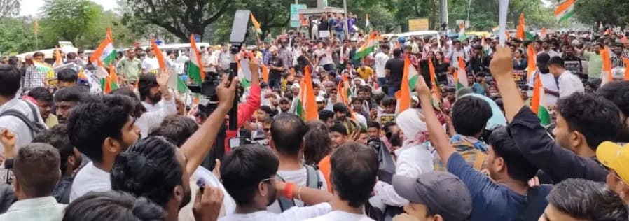 जेपीएससी-जेएसएससी आंदोलन में उबाल, छात्रों ने तोड़े कई बैरिकेड