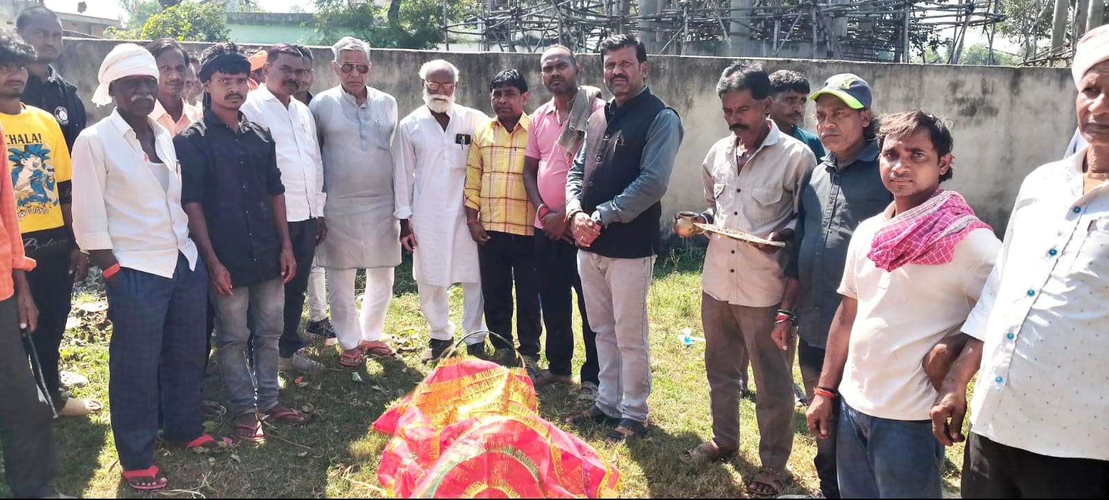 तापेश्वर भुइँया के निधन से मध्यगोपाली में शोक, पूर्व विधायक उमाशंकर अकेला ने दी श्रद्धांजलि