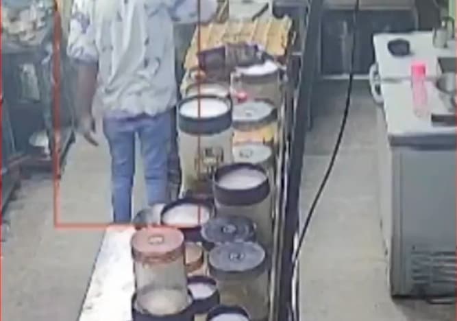 रेस्टोरेंट में सहकर्मी ने मुस्कान पर चाकू से किए चार वार, CCTV में कैद हुआ खौफनाक मंजर; इलाज के दौरान मौत