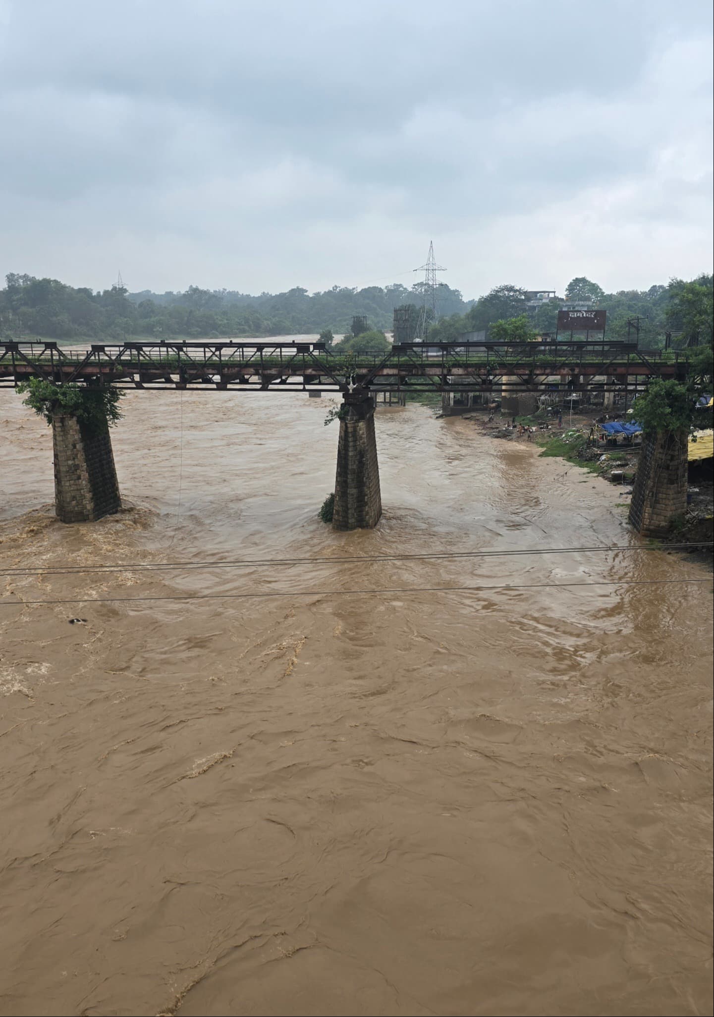पतरातू डैम का पानी छोड़ा गया, दामोदर नदी में आया उफान! रामगढ़ में खतरे की घंटी, नदी किनारे जाने से बचें