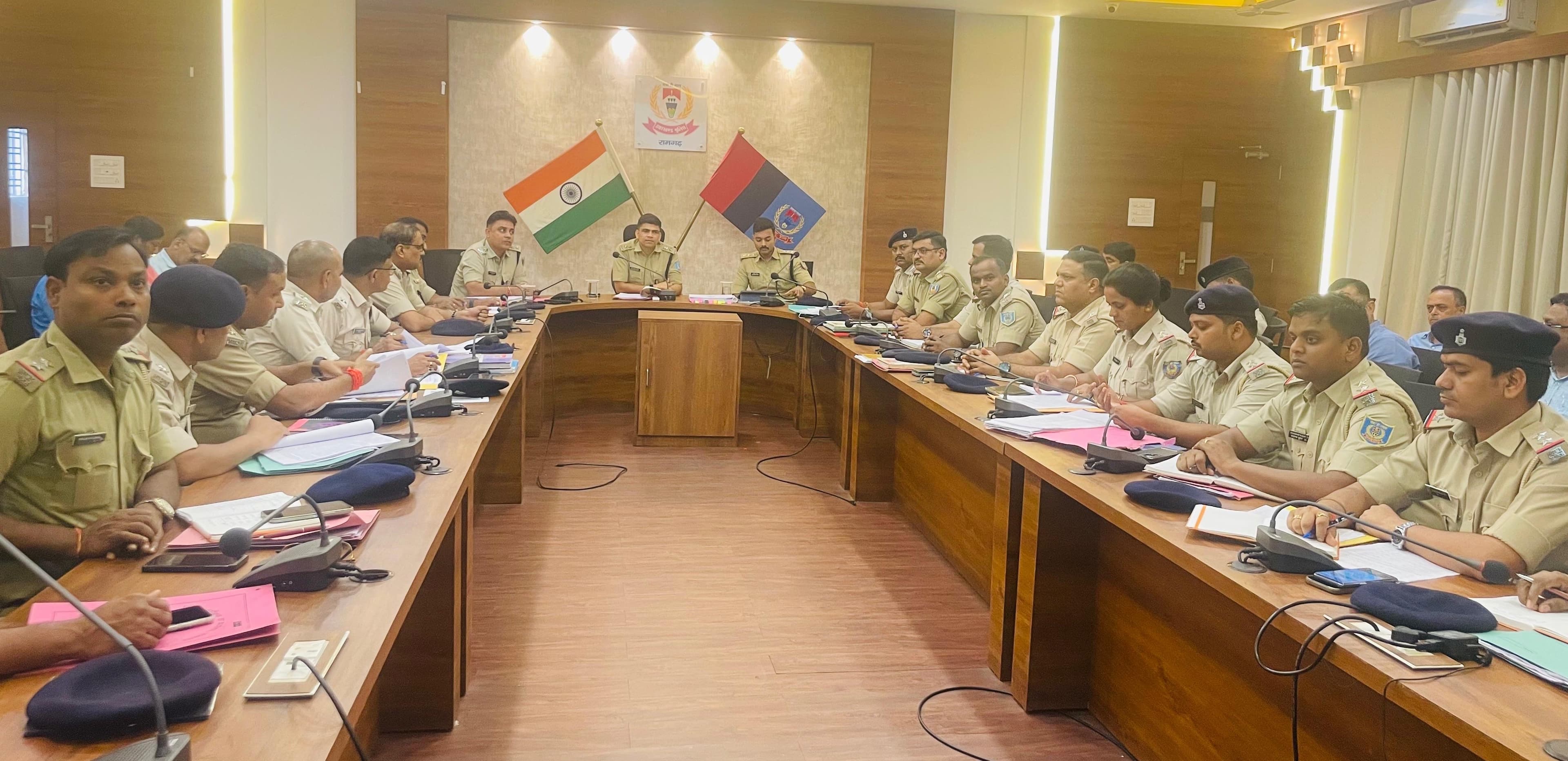 रामगढ़ पुलिस की मासिक अपराध गोष्ठी, लंबित कांडों के त्वरित निष्पादन पर जोर