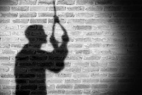 प्रेमी के प्यार में इंजेक्शन में मिलाया जहर, माता-पिता की ली जान. अब उसी इंजेक्शन से की आत्महत्या