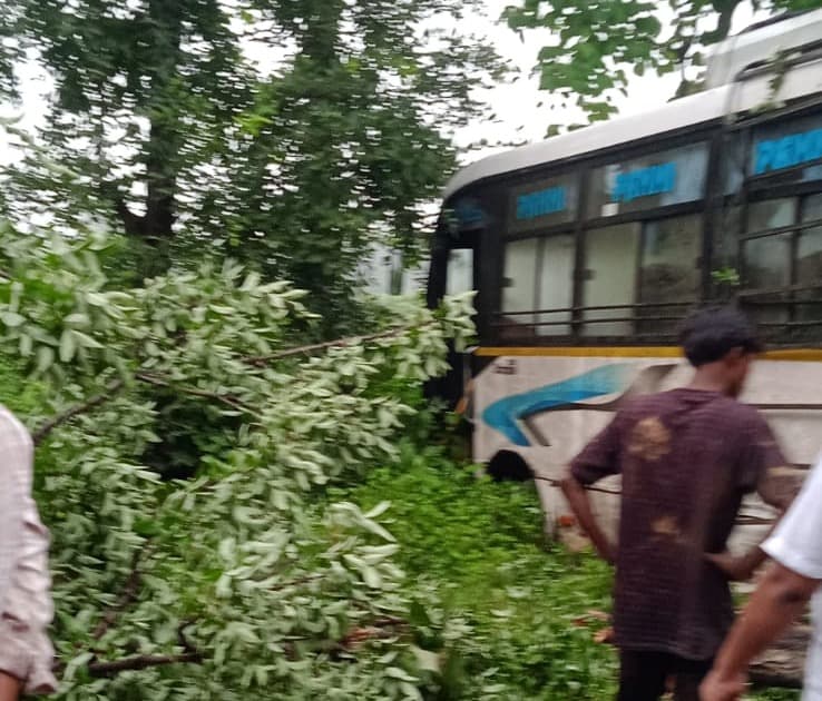 चतरा में यात्रियों से भरी बस दुर्घटनाग्रस्त, बाल-बाल बचे यात्री