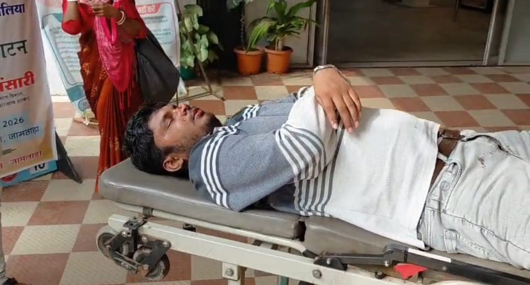 बेवा ढाल के पास ट्रक और बाइक में भिड़ंत, युवक गंभीर रूप से घायल