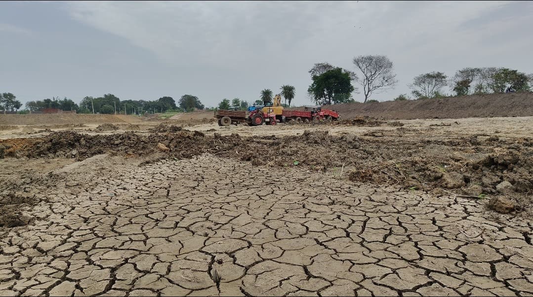 हजारीबाग के कस्तूरी खाप तालाब गहरीकरण में ठेकेदार की लापरवाही का आरोप