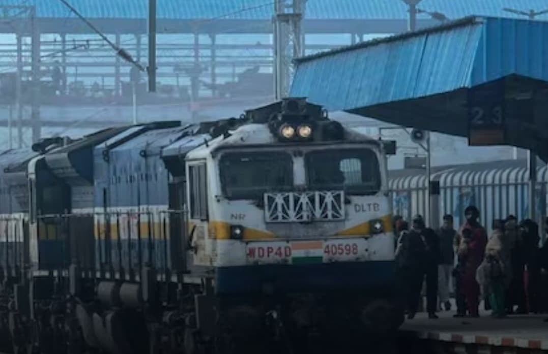 भारी बारिश से मुंबई बेहाल, रेलवे ट्रैक डूबे; 20 से अधिक लंबी दूरी की ट्रेनें प्रभावित