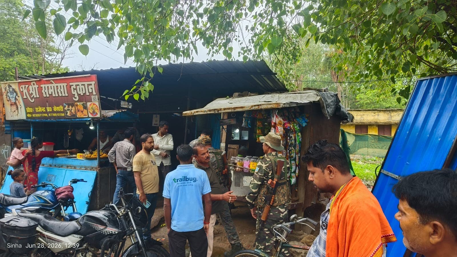 ताजपुर पंचायत भवन के सामने गुमटियों में पुलिस की छापेमारी