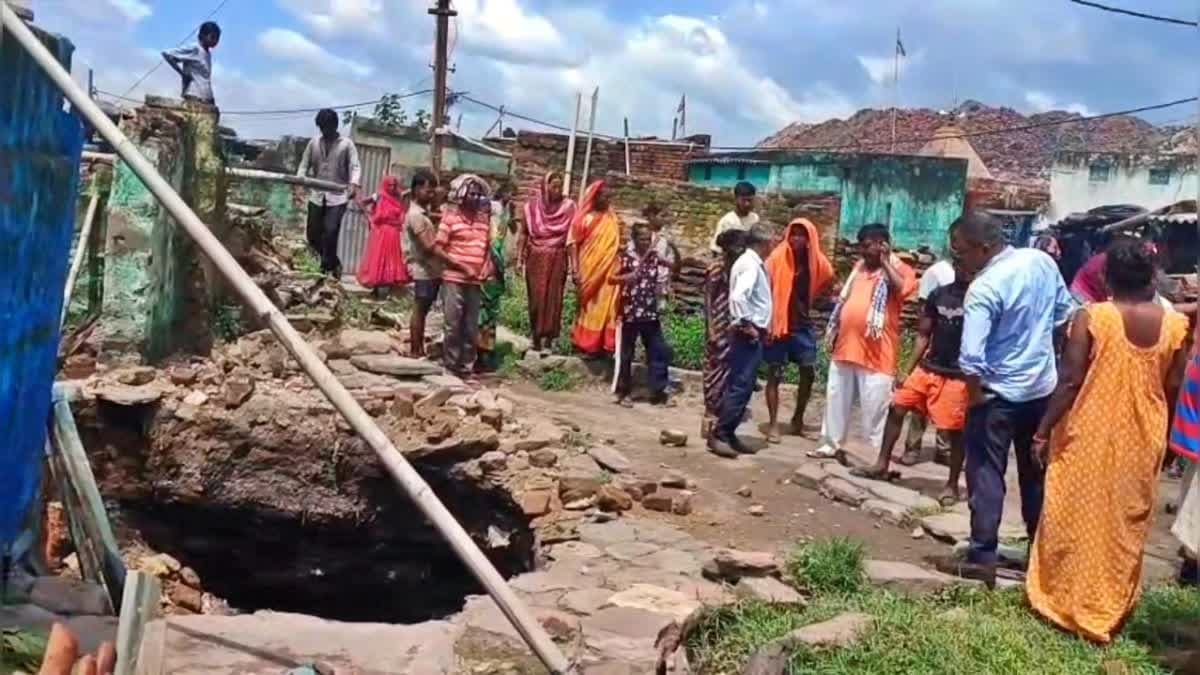 धनबाद के बालूगद्दा में जमीन धंसने से दहशत, घरों पर मंडराया खतरा
