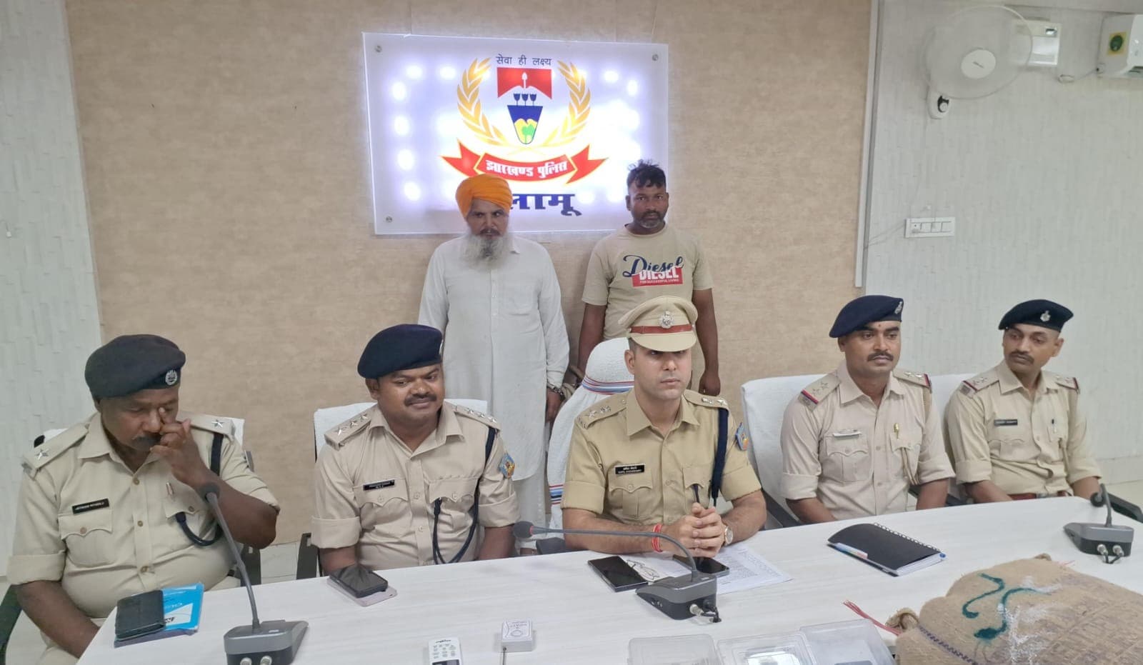 पलामू पुलिस की बड़ी कार्रवाई,चेकिंग के दौरान कार से 48.200 किलो गांजा बरामद, दो तस्कर गिरफ्तार