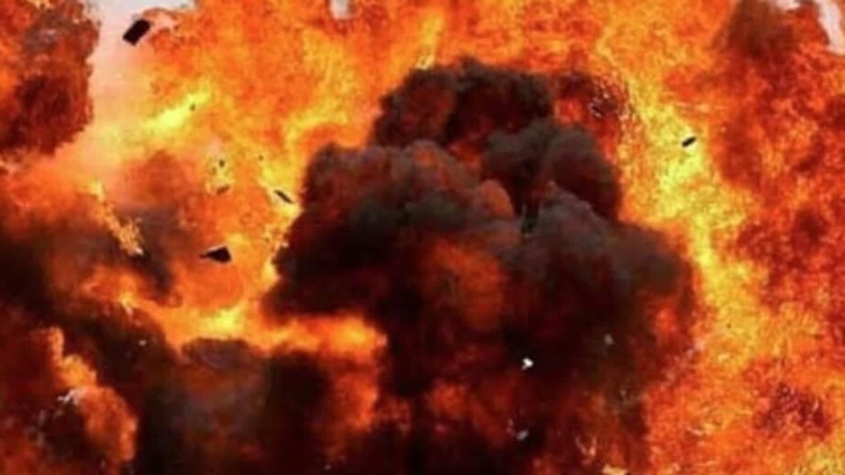 पाकिस्तान में एंबुलेंस में ऑक्सीजन सिलेंडर फटा, 10 लोगों की मौत