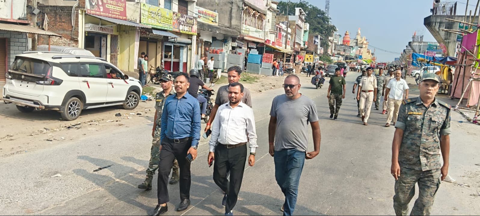 दशहरा को लेकर प्रशासन अलर्ट, अधिकारियों ने किया फ्लैग मार्च