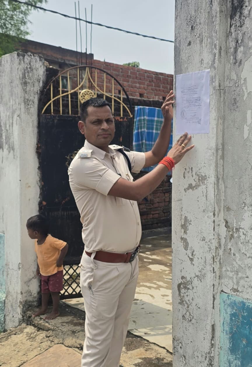 बरही में फरार आरोपी के घर पुलिस ने चिपकाया इश्तेहार, 30 दिन में सरेंडर नहीं करने पर होगी कुर्की की कार्रवाई