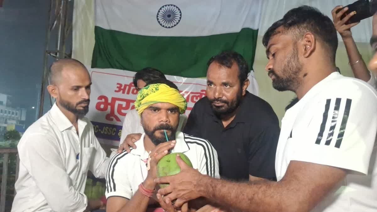 विधायक के हाथों महेंद्र प्रसाद मंडल ने तोड़ा अनशन
