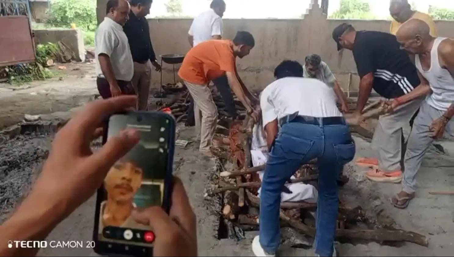 बेटियों का इंतजार करते-करते चली गई पिता की सांस, कलयुगी बेटियों ने VIDEO कॉल पर देखा अंतिम संस्कार