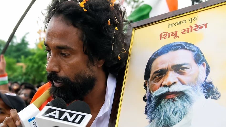 कंधे पर उठाया, बरसाए फूल... मार्च में शामिल हुए देवेंद्र महतो, बोले- ‘मैं न भगवान हूं, न मसीहा’