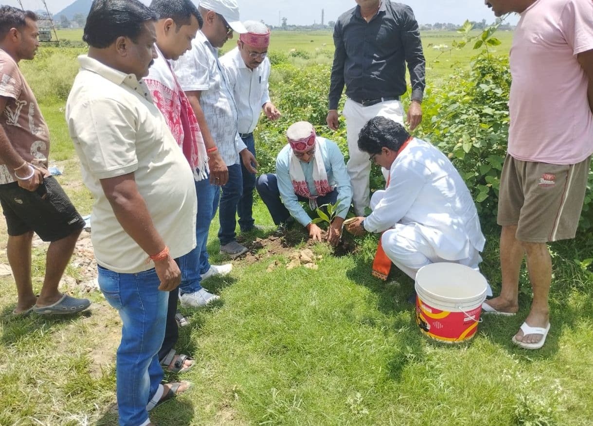 एक पेड़ मां के नाम' अभियान के तहत किसान मोर्चा के जिलाध्यक्ष ने किया वृक्षारोपण