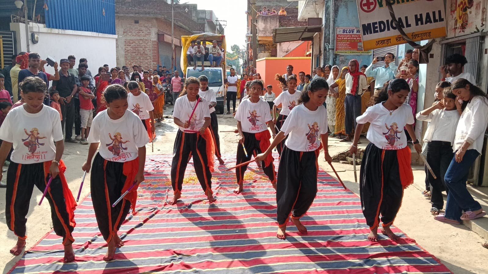 डांडिया नृत्य और गणपति बप्पा मोरया के जयकारों के साथ विष्णुगढ़ में बप्पा का भव्य स्वागत