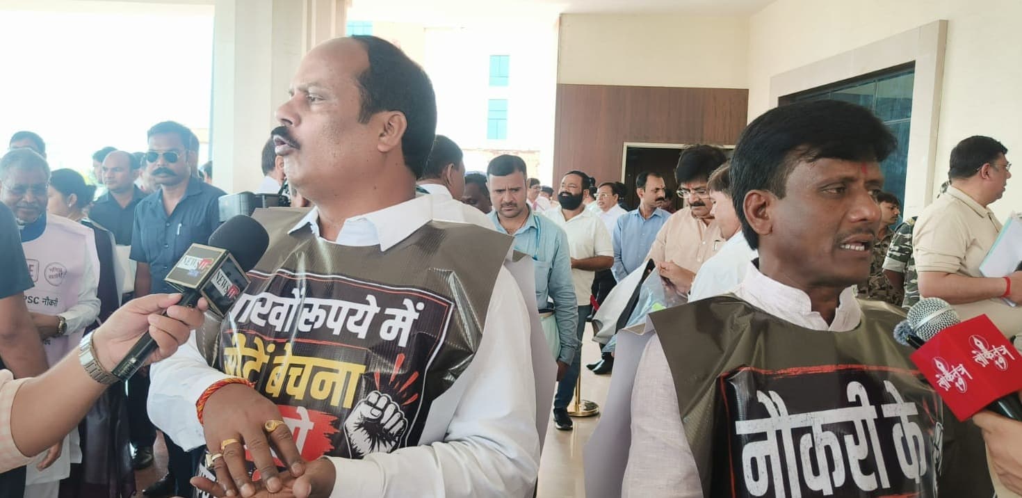 जेपीएससी-जेएसएससी अभ्यर्थियों के न्याय को लेकर विधानसभा में भाजपा का हंगामा, प्रदीप प्रसाद ने सरकार पर बोला हमला