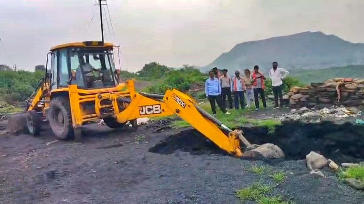 कुर्मीडीह पांडेय बस्ती के पास दो बड़े गड्ढों से दहशत, हादसे की आशंका से परेशान ग्रामीण