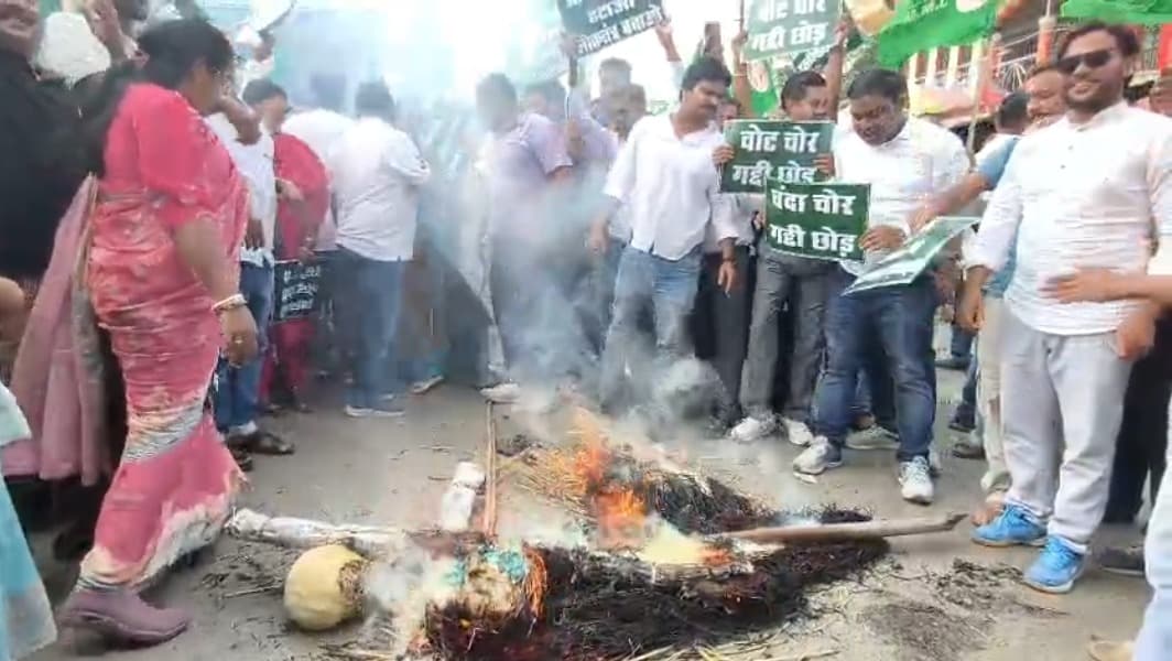 SIR विवाद को लेकर JMM का हल्लाबोल, टावर चौक पर CEC ज्ञानेश कुमार का पुतला फूंका