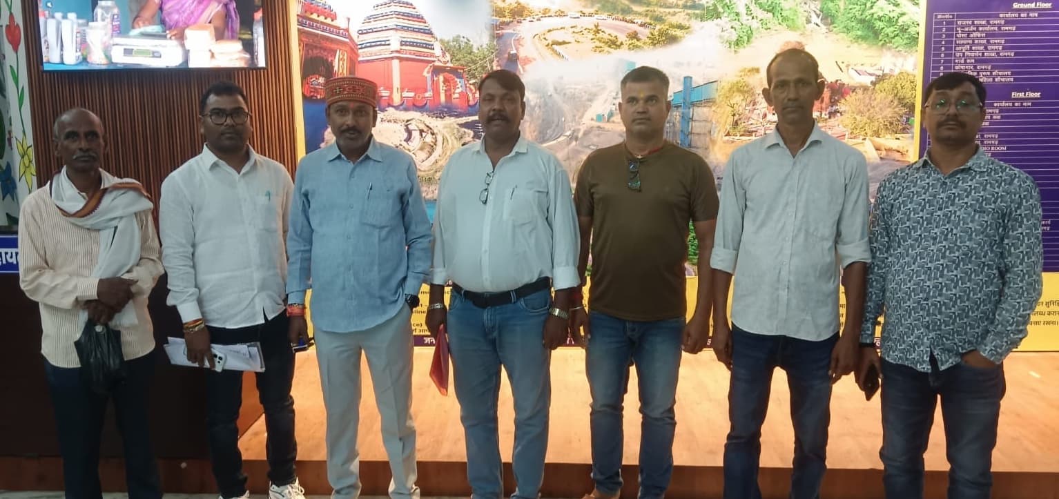 जर्जर सड़कों के पुनर्निर्माण की मांग, ग्रामीणों ने डीसी को सौंपा आवेदन