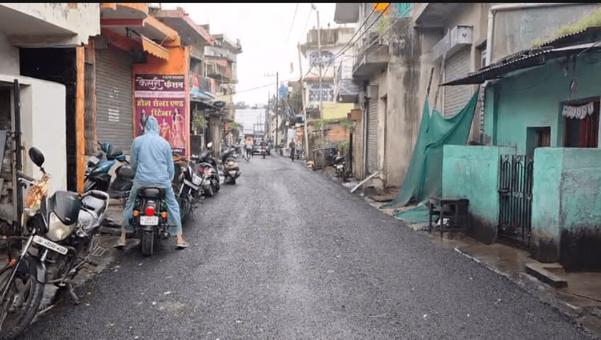 ओकनी में सड़क निर्माण की गुणवत्ता पर उठे गंभीर सवाल, रात के अंधेरे में निर्माण से नागरिकों में आक्रोश