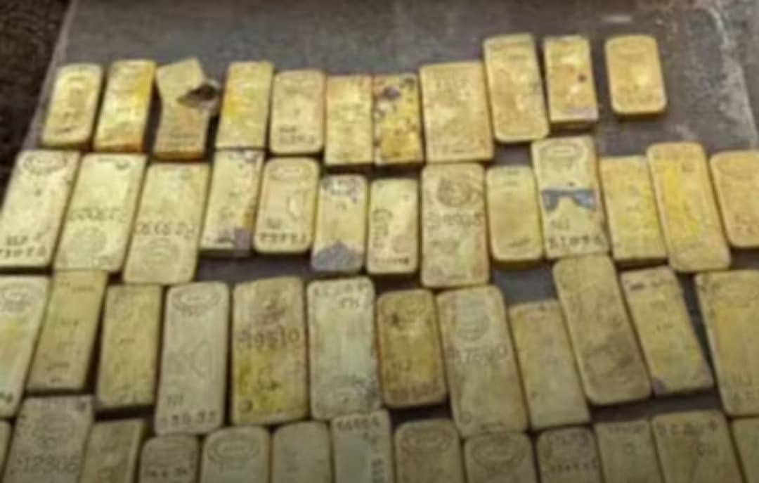 सीवर लाइन की खुदाई कर रहा था मजदूर, अचानक हाथ लगा सोने का खजाना; बैग में मिले सिक्के और सोने की छड़ें