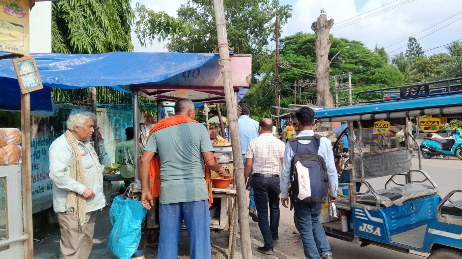 हुरहुरू में खाद्य सुरक्षा टीम की छापेमारी, औद्योगिक रंग वाली खाद्य सामग्री और अवमानक रसगुल्ले नष्ट