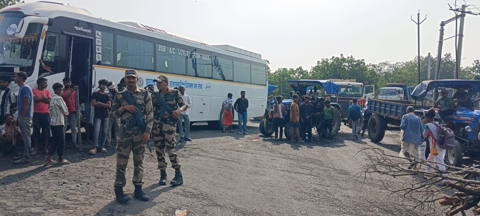 कोयला लदे हाइवा ने युवक को कुचला, इलाज के दौरान मौत; बड़कागांव में ग्रामीणों का फूटा आक्रोश, सड़क जाम