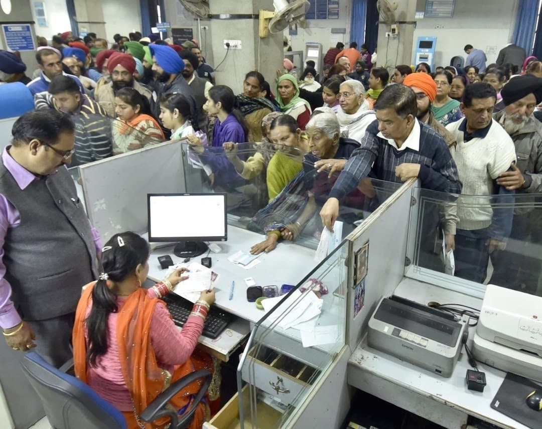SBI ने बदला निकासी का नियम, BSBD खाताधारकों को अब 4 बार के बाद देना होगा चार्ज