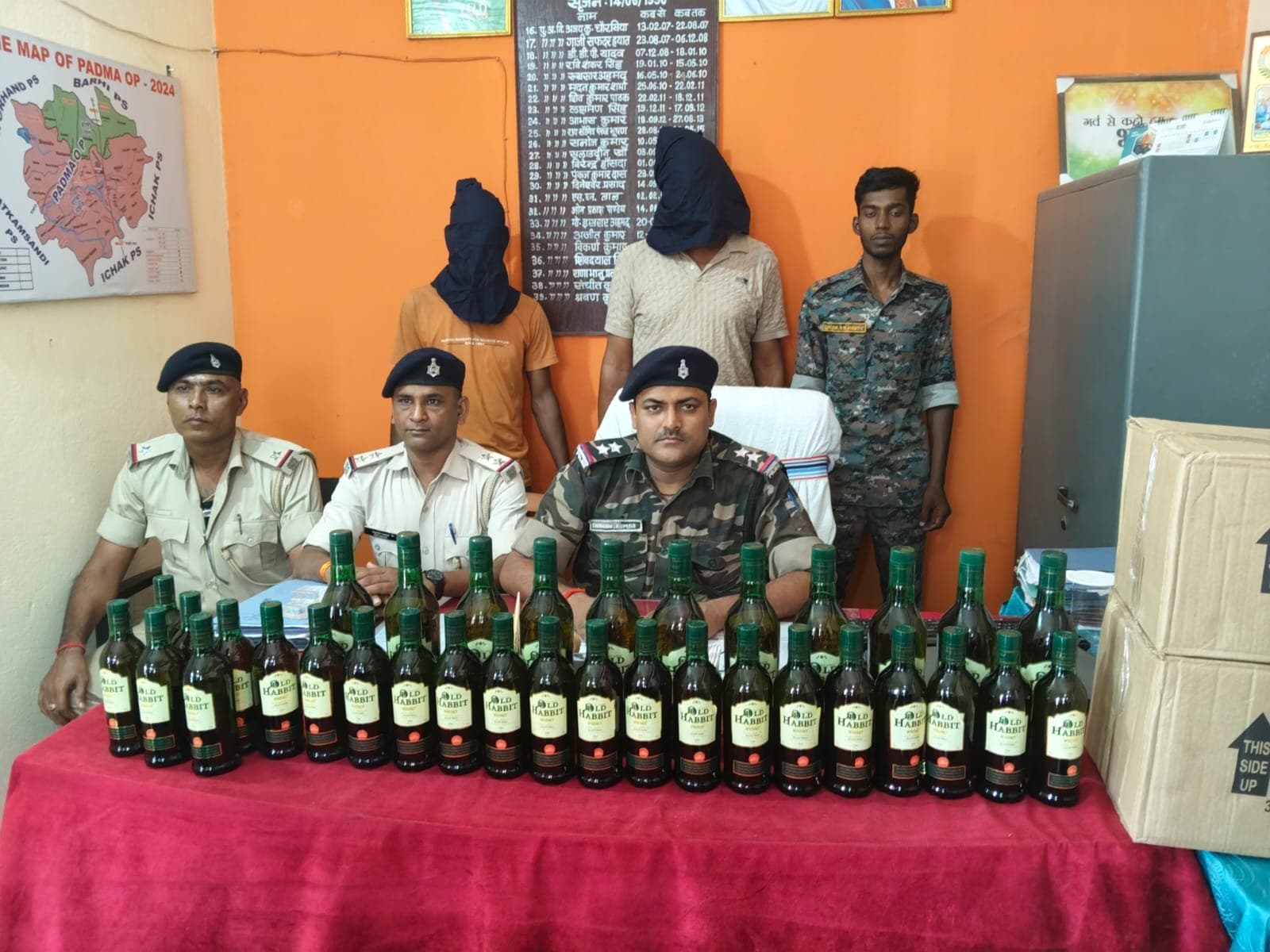 पदमा ओपी में 732 पीस नकली विदेशी शराब बरामद, दो गिरफ्तार