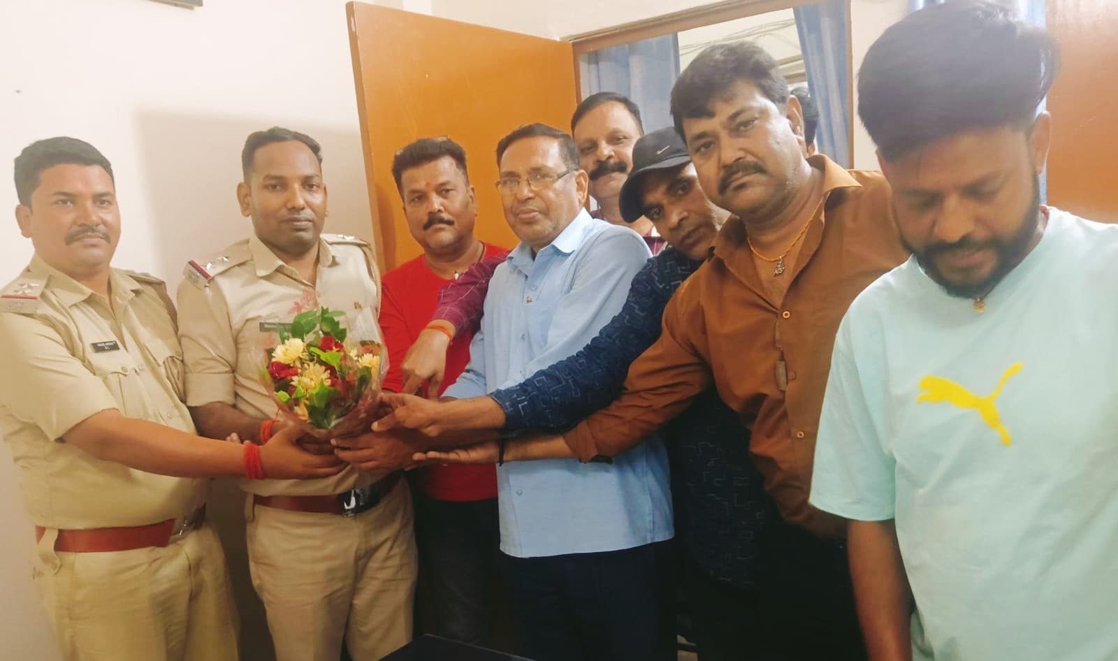 नए थाना प्रभारी विकास आर्यन का स्वागत, पूर्व थाना प्रभारी शिवलाल कुमार गुप्ता को दी विदाई