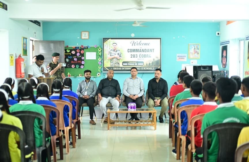 203 कोबरा कमांडेंट पहुंचे श्रीदस इंटरनेशनल स्कूल, विद्यार्थियों से किया सीधा संवाद, देशप्रेम और अनुशासन का दिया संदेश