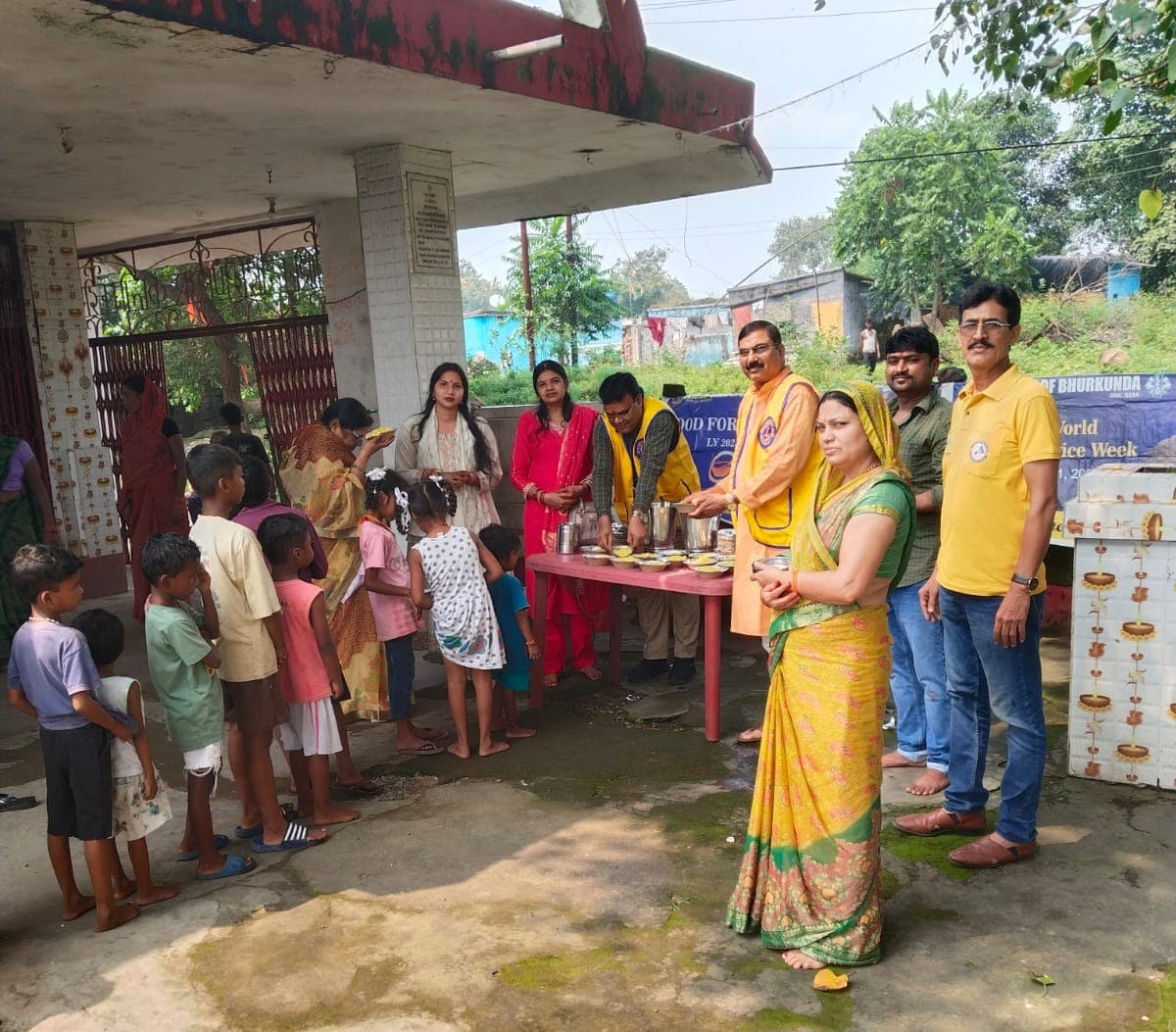लायंस क्लब ने 300 भक्तों के बीच बांटा खिचड़ी प्रसाद, गर्भवती महिलाओं व नवजातों का किया गया टीकाकरण