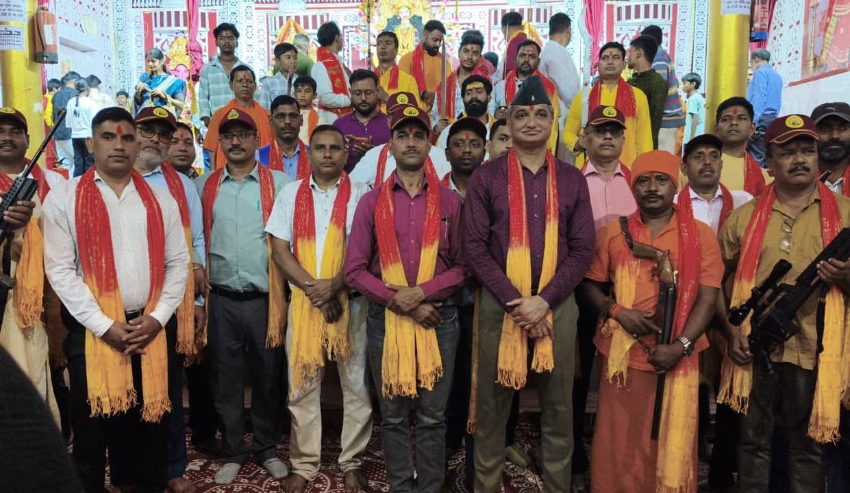 विजयादशमी पर पूर्व सैनिकों ने विधि-विधान से की शस्त्र पूजा