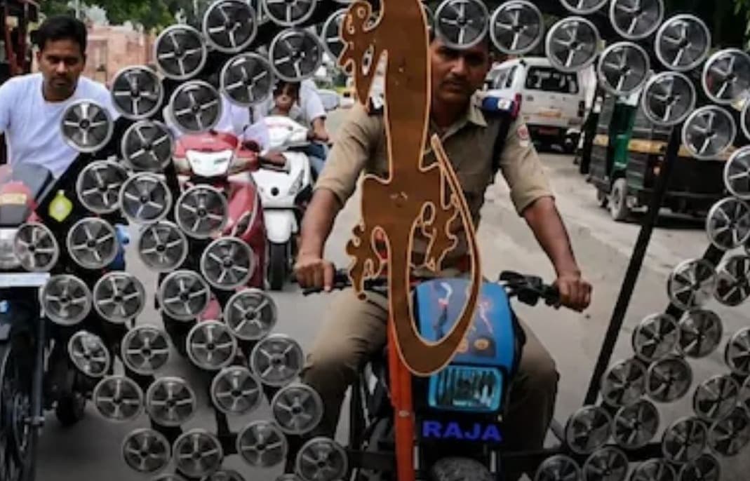 1-2 नहीं, बाइक में लगे थे 500 हॉर्न! कांवड़ मेले में अनोखी बाइक का VIDEO वायरल, पुलिस ने लिया एक्शन