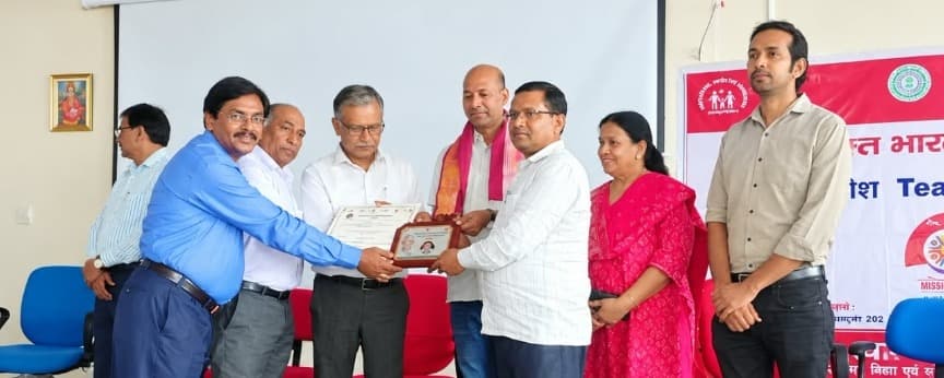 टीबी मुक्त अभियान में उत्कृष्ट कार्य के लिए धनवार मुखिया राजेन्द्र प्रसाद सम्मानित, पंचायत को मिला सिल्वर श्रेणी का स्थान