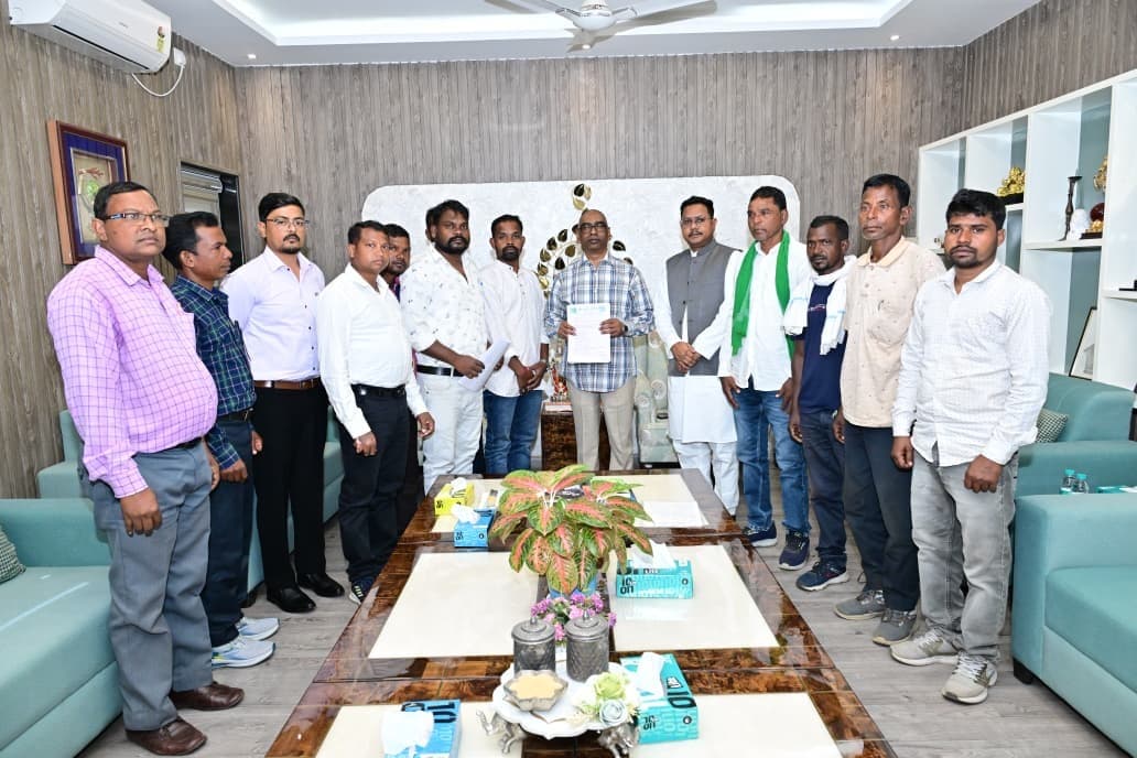ऑनलाइन खतियान में जाति सुधार की मांग, सीएम हेमंत सोरेन से मिला मुंडा समाज