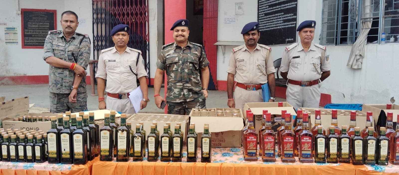 चतरा में अवैध शराब की बड़ी खेप जब्त, 3700 बोतल शराब बरामद