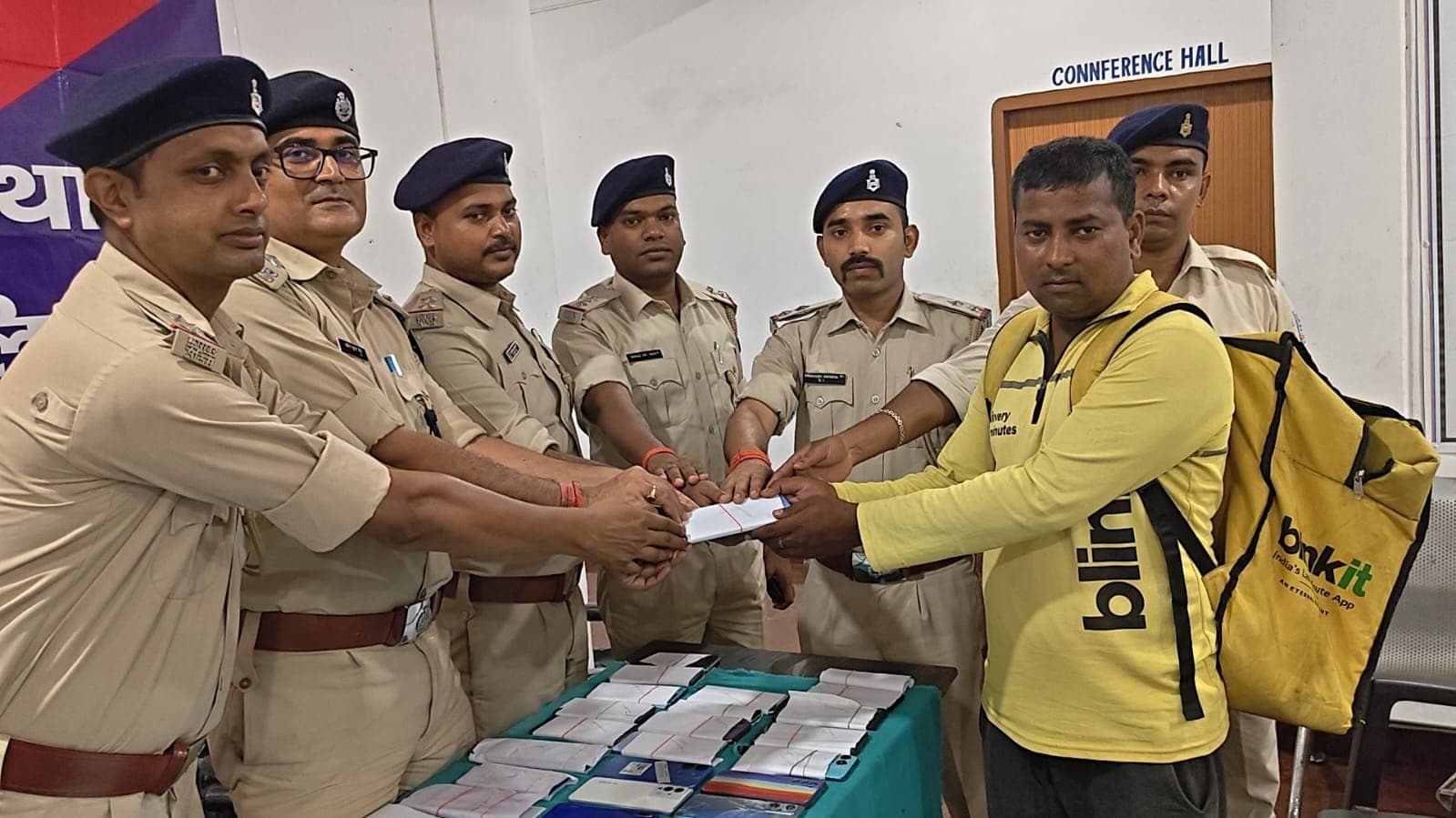 CEIR पोर्टल की मदद से चास अनुमंडल पुलिस ने बरामद किए 24 मोबाइल, मालिकों को लौटाए गए