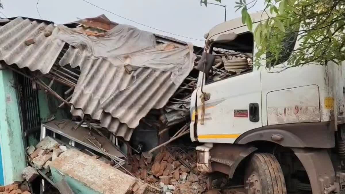 बोकारो में अनियंत्रित ट्रेलर दुकानों में घुसा, दो लोगों की मौत