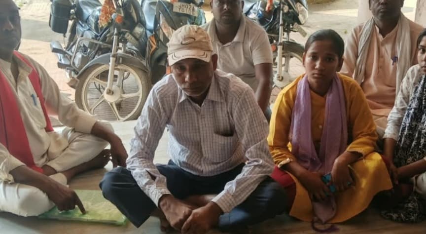 बरही के शिव मंदिर की जमीन पर अवैध निर्माण का आरोप, सेवायत ने एसडीएम से लगाई रोक की गुहार, धरना पर बैठे परिवार