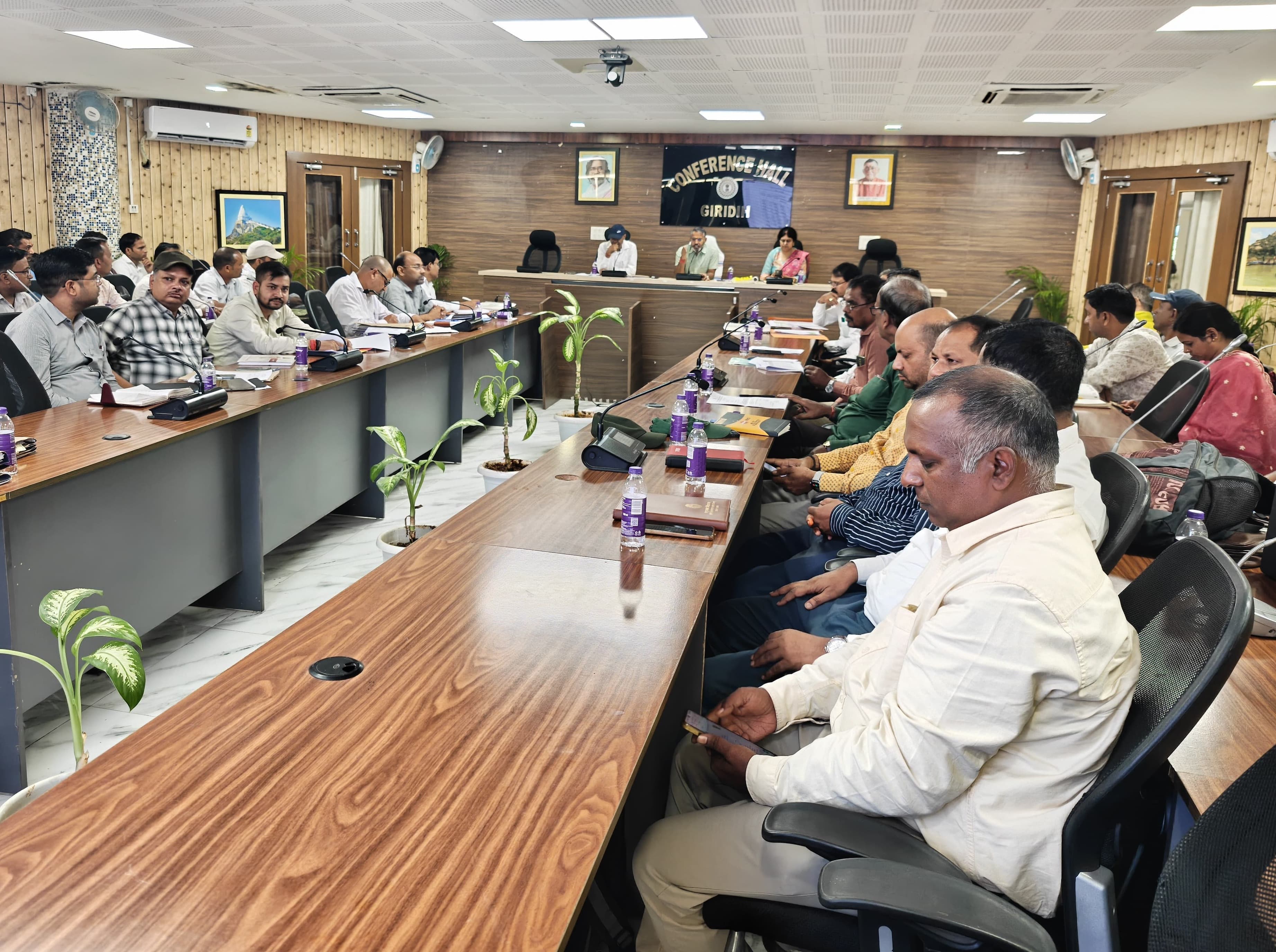 कृषि एवं पशुपालन योजनाओं में तेजी लाएं अधिकारी : उपायुक्त