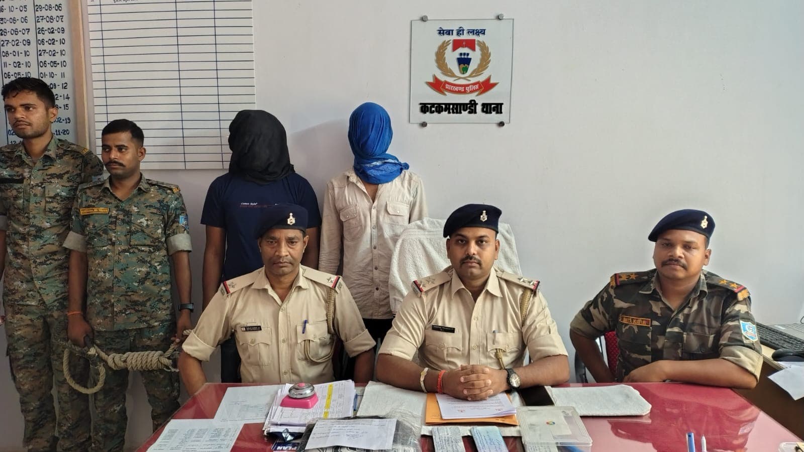 हजारीबाग में 6 घंटे के भीतर दो आरोपी गिरफ्तार, लूटी गई बाइक-मोबाइल सहित वारदात में प्रयुक्त वाहन और चाकू बरामद