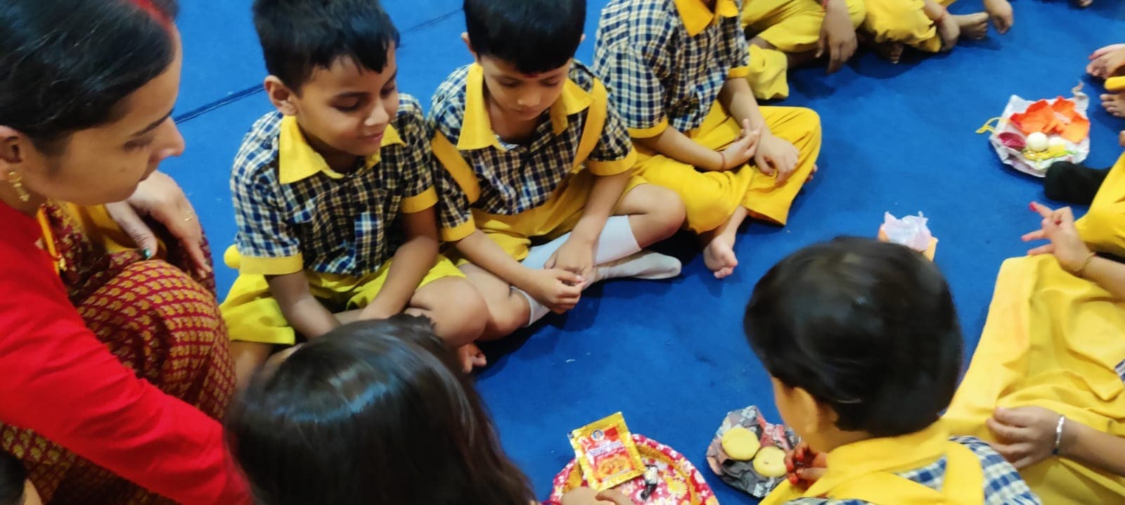 रक्षाबंधन पर बहनों ने भाई-बहनों के साथ पेड़ों को भी बांधी राखी, पर्यावरण संरक्षण का लिया संकल्प