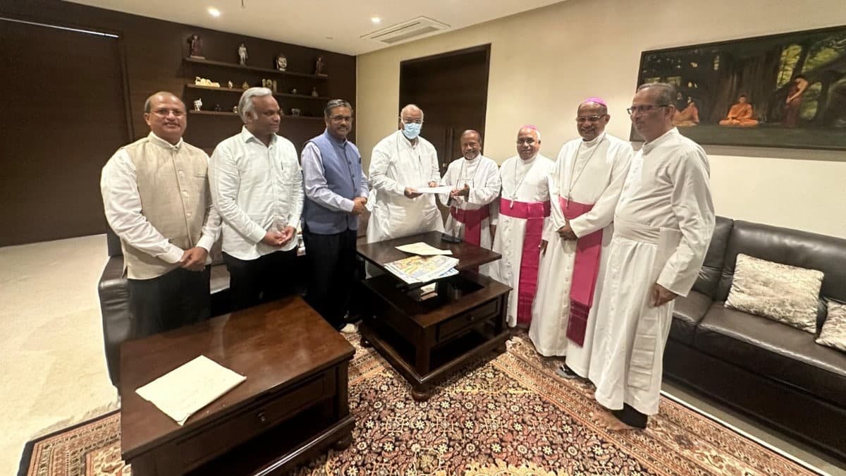 ईसाई प्रतिनिधिमंडल ने खड़गे से की मुलाकात, धर्मांतरण कानून हटाने और आरक्षण की मांग