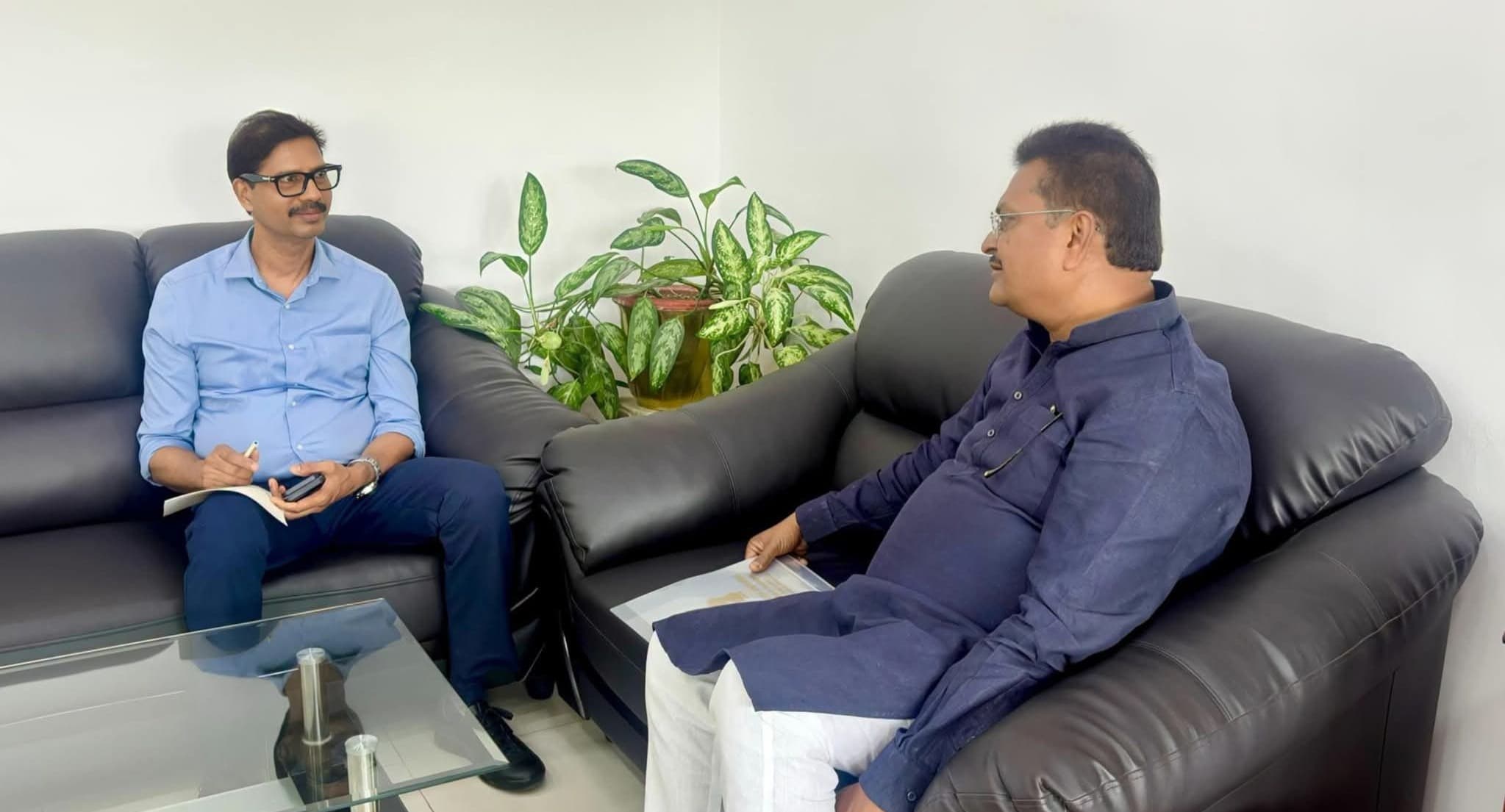 सड़क और पेयजल योजनाओं में तेजी लाने को लेकर अधिकारियों से मिले सांसद मनीष जायसवाल