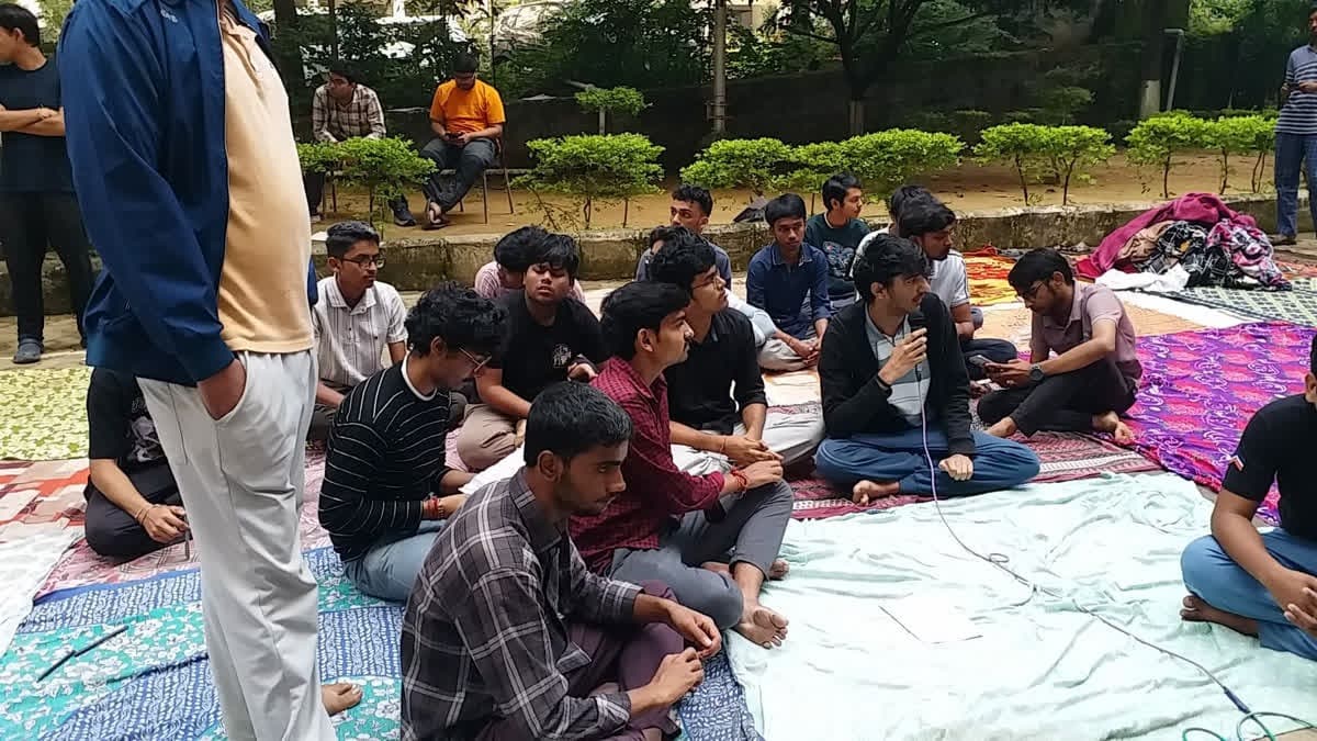 IIIT रांची में छात्र की मौत पर तीसरे दिन भी प्रदर्शन, निदेशक के इस्तीफे की मांग