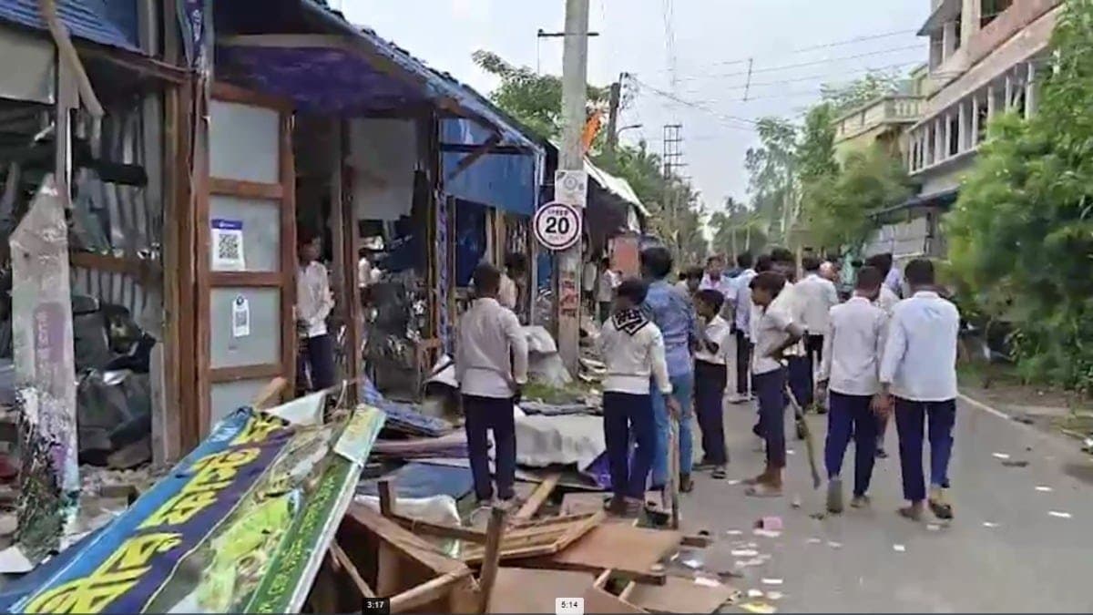 स्कूल की जमीन पर बनी दुकानों को छात्रों ने तोड़ा, TMC नेताओं पर कब्जे का आरोप