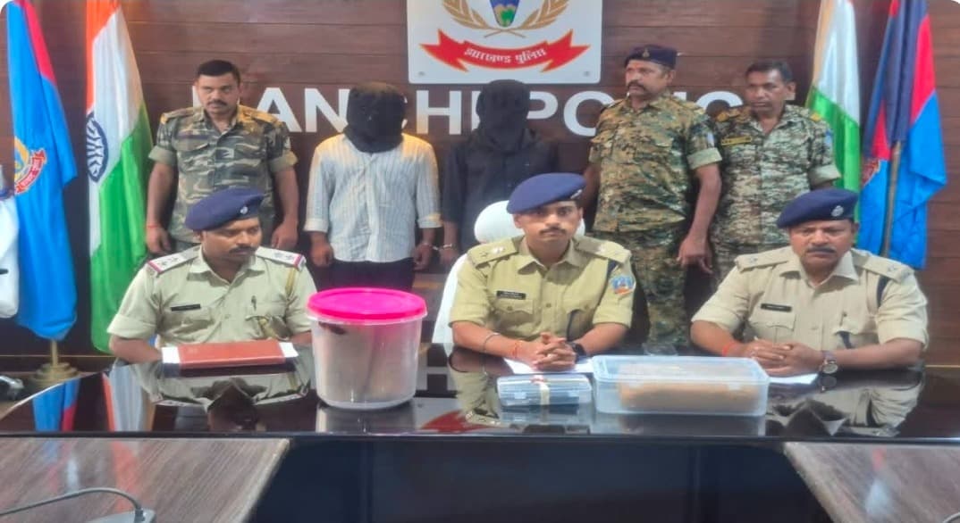 लग्जरी कार बनी ‘चलता-फिरता नशे का गोदाम’! सीट के नीचे छिपाकर ले जा रहे थे 12 किलो अफीम
